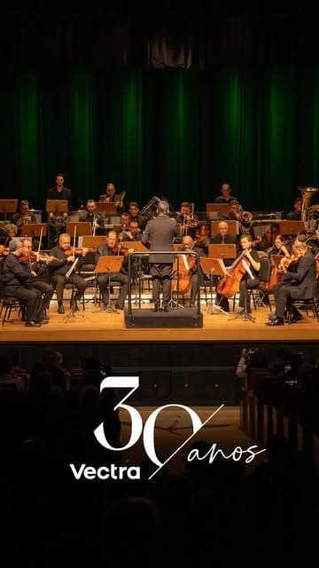 Orquestra em palco na celebração de 30 anos da Vectra Construtora